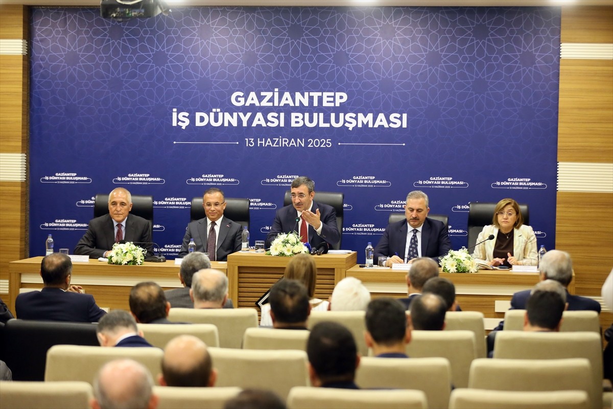 Cumhurbaşkanı Yardımcısı Cevdet Yılmaz (ortada), ili ziyareti kapsamında Gaziantep Organize Sanayi...