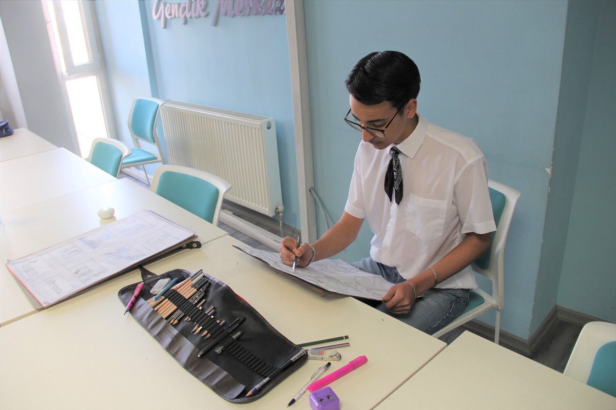 Depremde evi yıkıldıktan sonra ailesiyle Hatay'dan Kayseri'ye taşınan 17 yaşındaki Mustafa Çağkan...