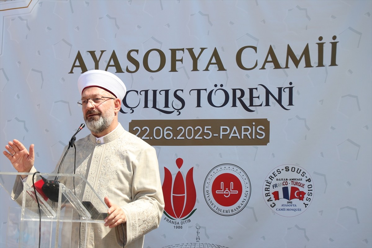 Diyanet İşleri Başkanı Ali Erbaş, Fransa'nın Carrieres-sous-Poissy kentinde Ayasofya Camii'nin...