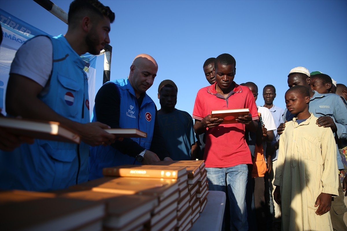 Diyanet İşleri Başkanlığı ve Türkiye Diyanet Vakfının (TDV) "Hediyem Kur'an Olsun" Projesi...