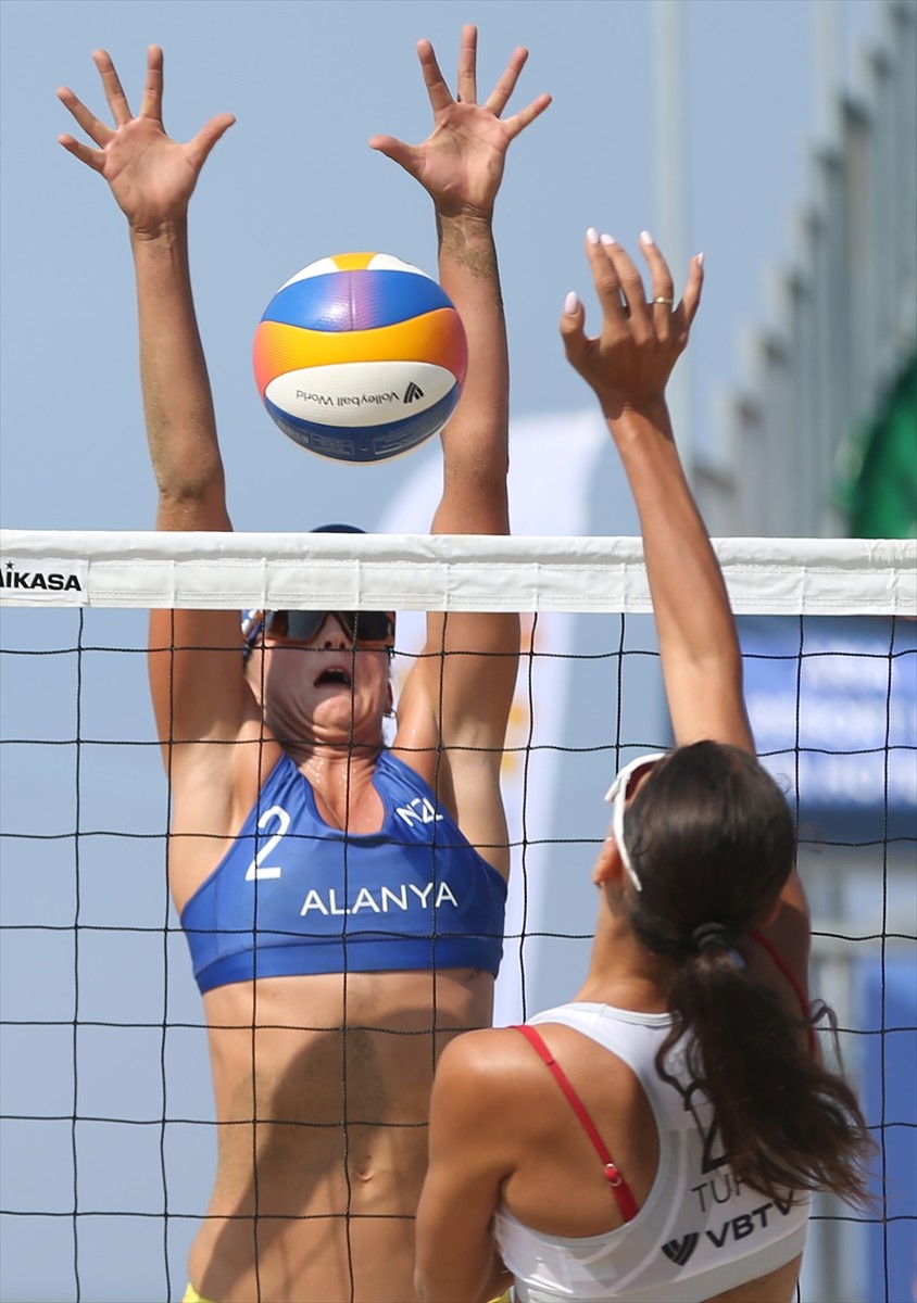 Dünya Plaj Voleybolu Pro Tur 2025'in Alanya etabı, Türkiye-Yeni Zelanda karşılaşmasıyla başladı....