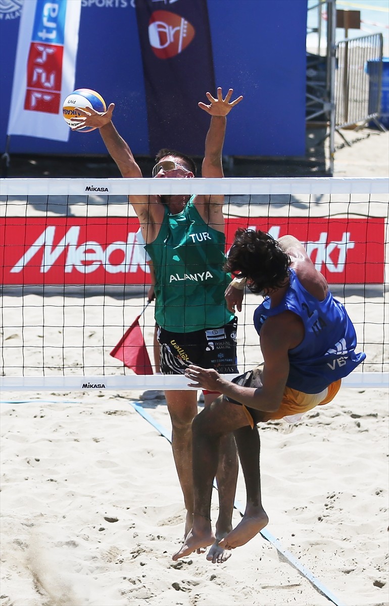 Dünya Plaj Voleybolu Pro Tur 2025'in Alanya etabında Türkiye, erkeklerde İtalya'ya 2-0 yenildi....