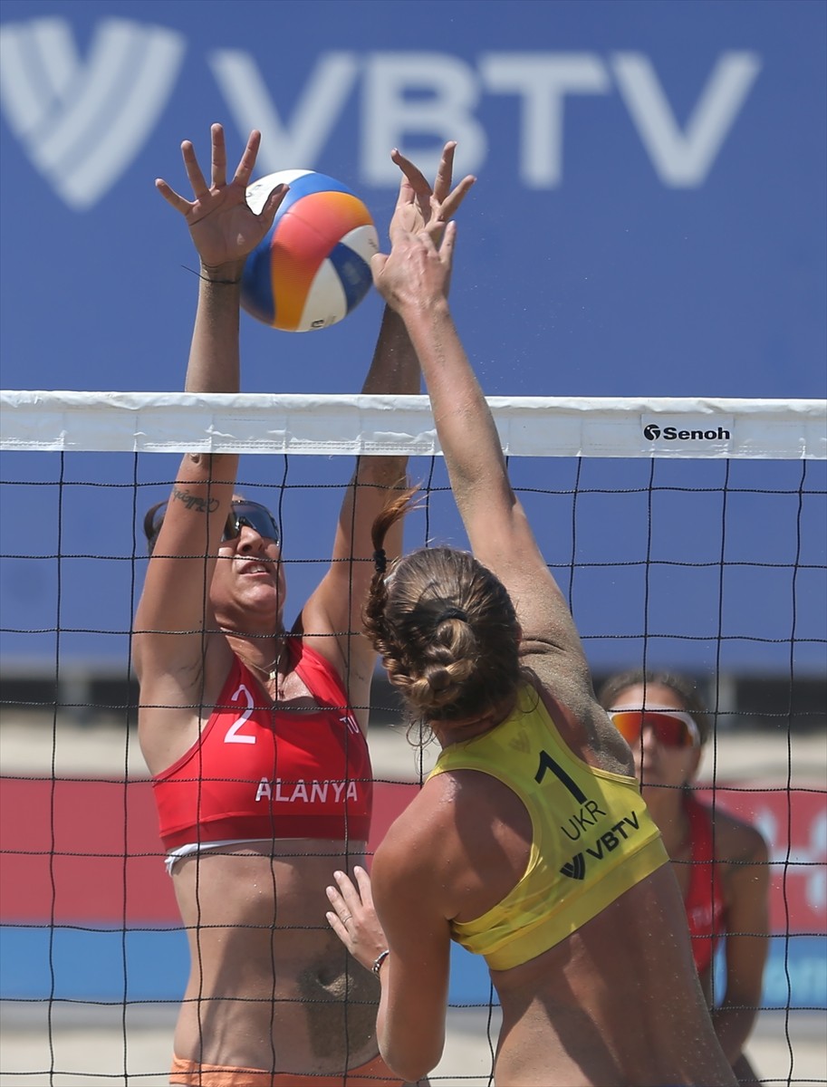 Dünya Plaj Voleybolu Pro Tur 2025'in Alanya etabının 2. gününde kadınlar ve erkeklerde 48...