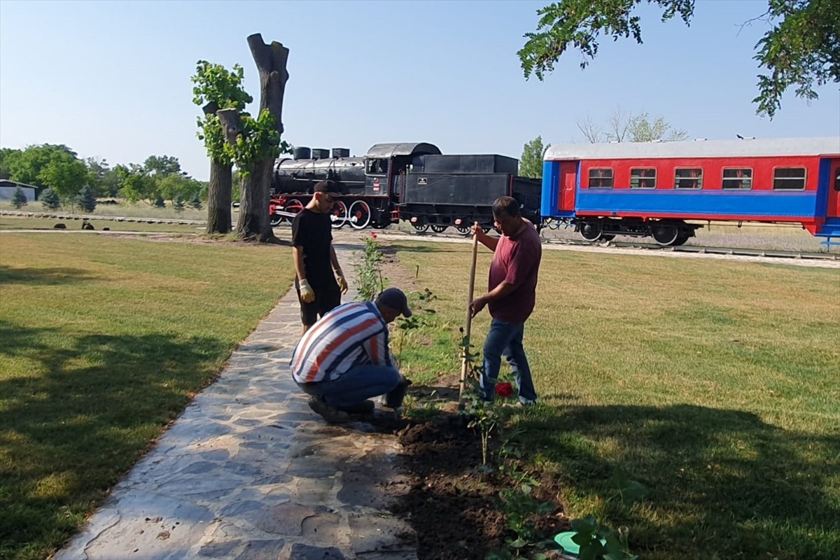 Edirne'de turistlerin sıkça önünde fotoğraf çektirdiği nostaljik kara tren, bakımı tamamlanarak...