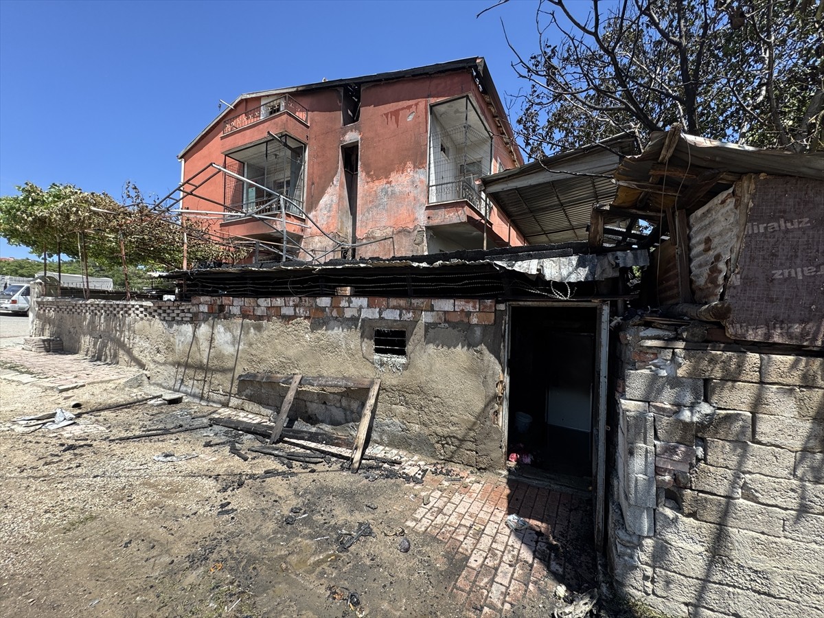 Elazığ'da odunlukta çıkan yangında yaralanan 1 kişi hastaneye kaldırıldı. Yangın, ekiplerin...