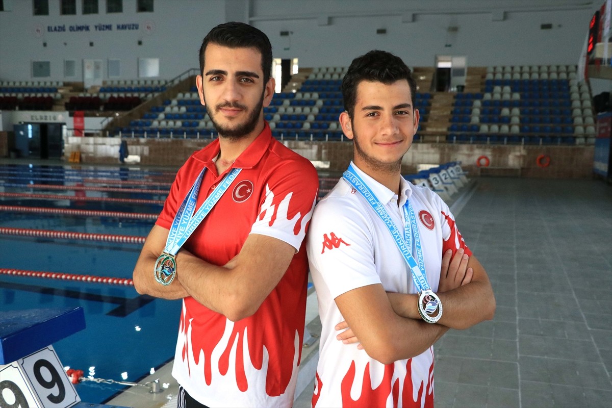 Elazığ'da yaşayan işitme engelli kardeşler Ali (solda) ve Siraç Efe (sağda) Özyalçın, Tokyo 2025...