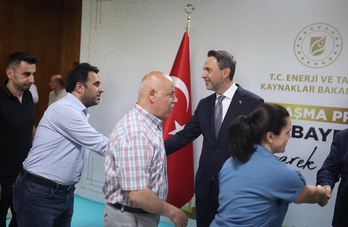 Enerji ve Tabii Kaynaklar Bakanı Alparslan Bayraktar, Bakanlık personeliyle bayramlaştı.
