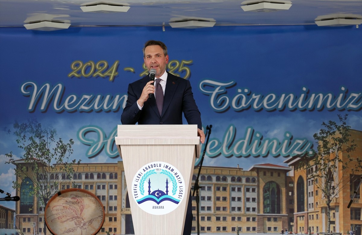 Enerji ve Tabii Kaynaklar Bakanı Alparslan Bayraktar, Tevfik İleri Anadolu İmam Hatip Lisesi'nde...