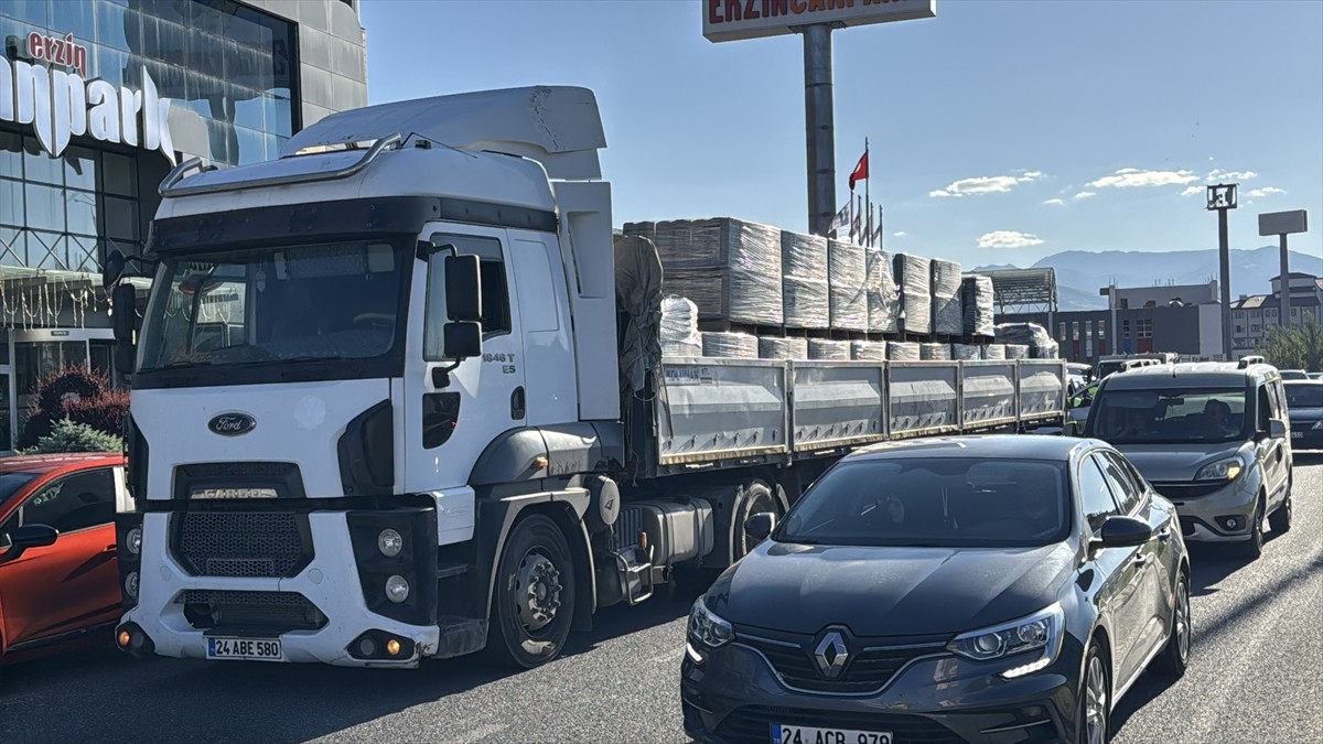 Erzincan’da yolcu otobüsü ile tırın çarpışması sonucu 3 kişi yaralandı. Kaza yerine sağlık ve...