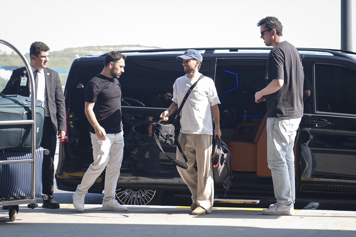 Galatasaray ile sözleşmesi sona eren Belçikalı forvet Dries Mertens (sağ 2), İstanbul...