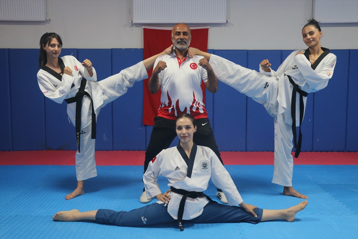 Gaziantep'te yaşayan 56 yaşındaki tekvando antrenörü Veysel Döşüçukur, kendisi gibi tekvandocu...