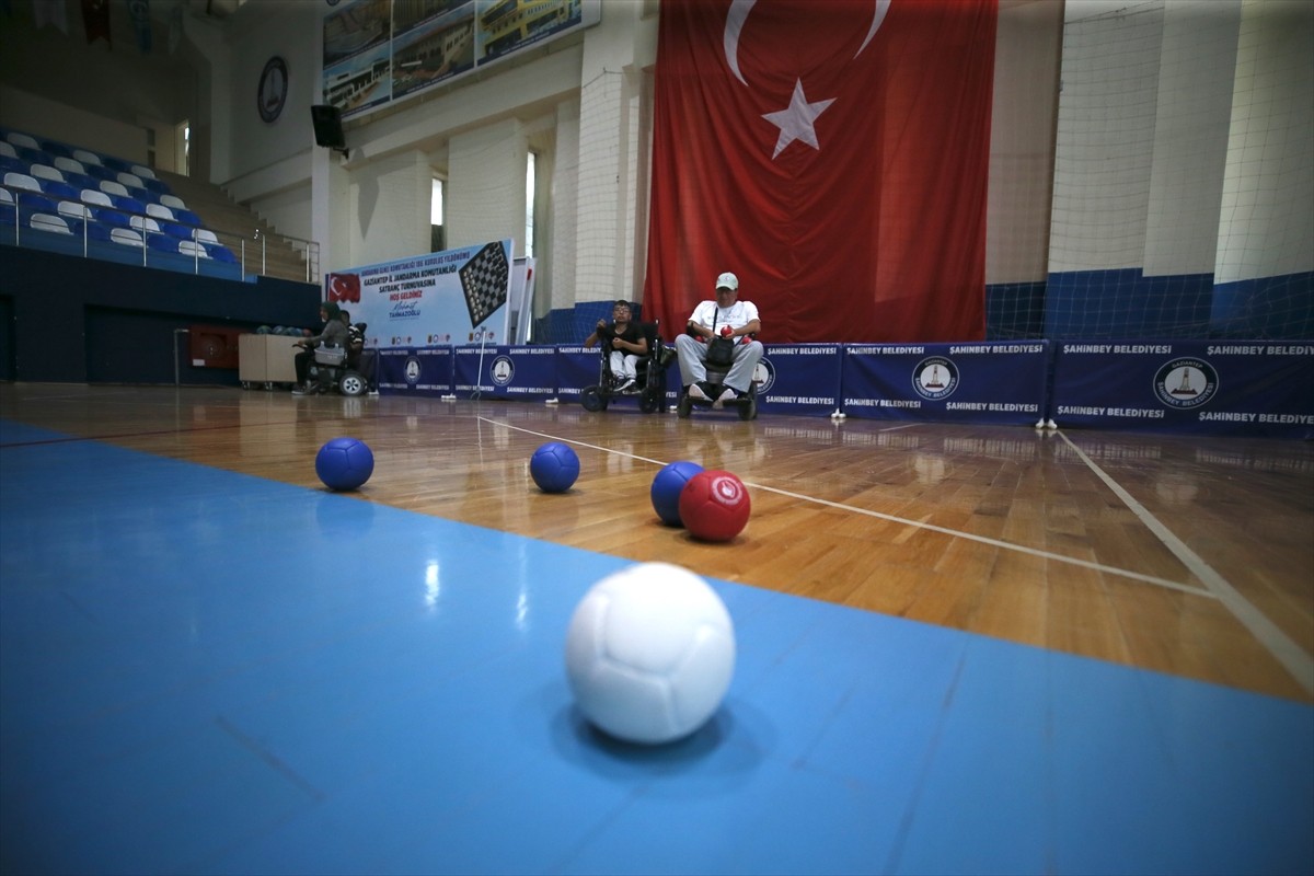 Gaziantep'te yaşayan bedensel engelli Hasan Hüseyin Bademoğlu, kurucu başkanı olduğu dernekte 8...
