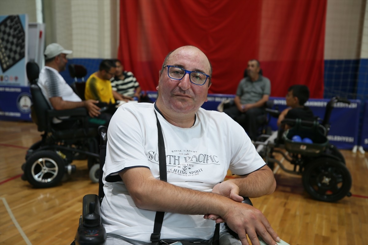 Gaziantep'te yaşayan bedensel engelli Hasan Hüseyin Bademoğlu, kurucu başkanı olduğu dernekte 8...