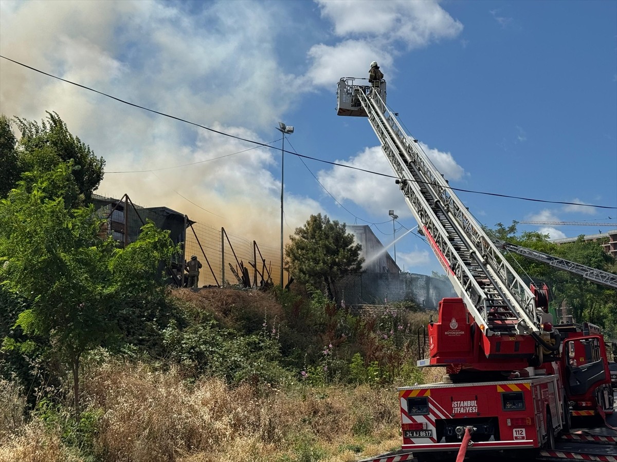 Gaziosmanpaşa'da geri dönüşüm tesisinde çıkan yangına itfaiye ekiplerince müdahale...
