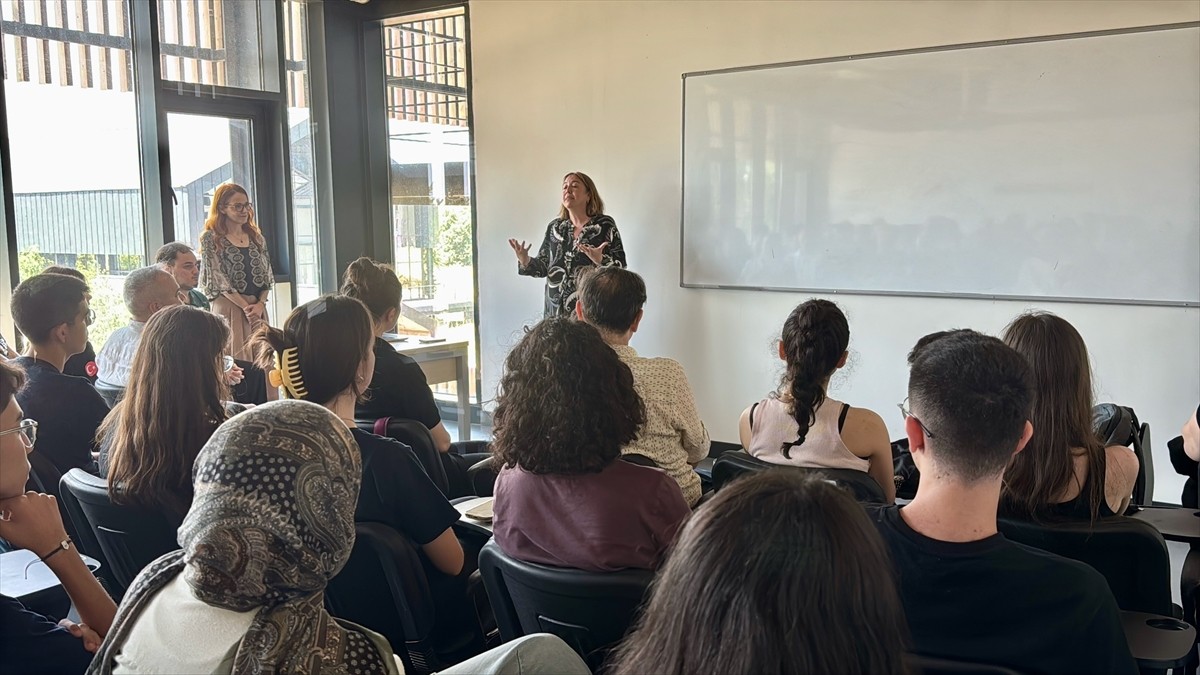Gebze Teknik Üniversitesi'nde (GTÜ) "Bilim Gençlerle Kazanacak Projesi" kapsamında öğrencilerin...