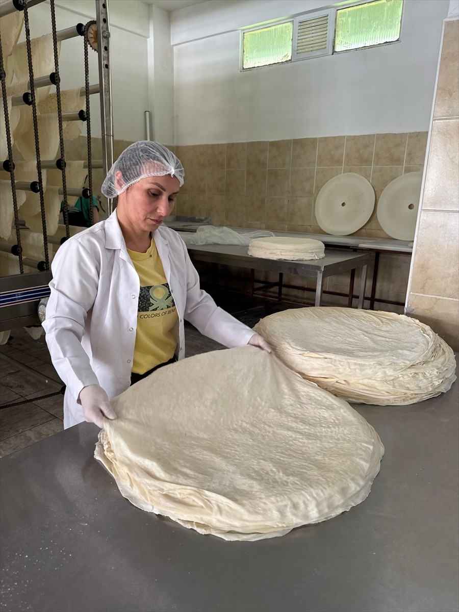 Giresun'un Bulancak ilçesinde yufka imalathanesi işleten iki çocuk annesi Nesrin Güngör, 7'si...
