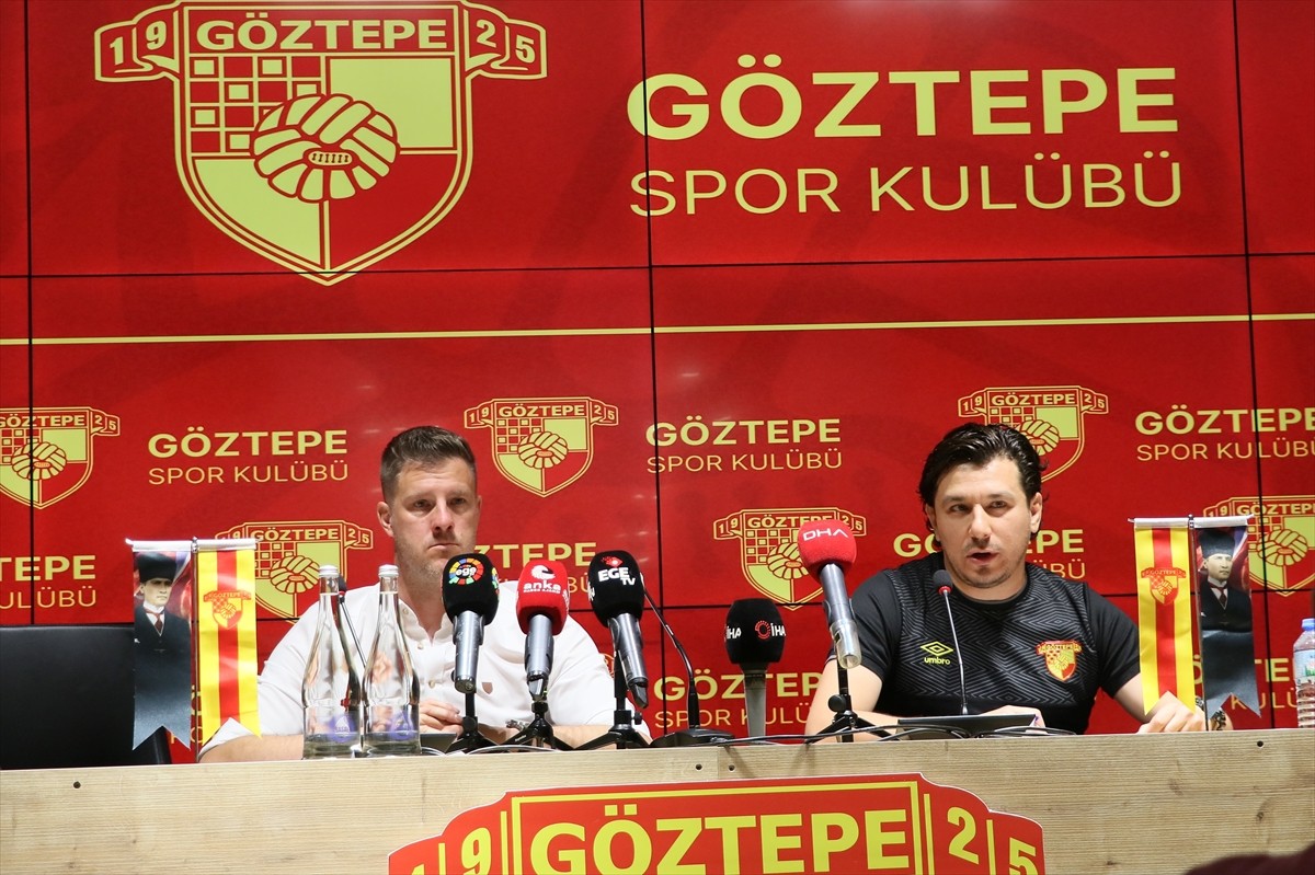 Göztepe Sportif Direktörü Ivan Mance (solda), Gürsel Aksel Stadyumu'nda düzenlediği basın...