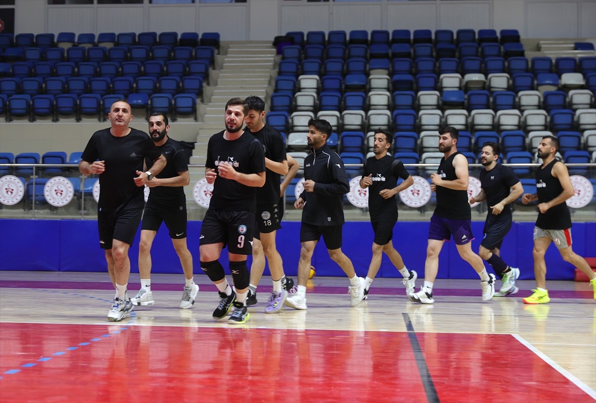 Hakkari'de voleybol antrenörü Fahri (sağda) ve smaçör oğlu Muhammet İnan Güldal (solda), Türkiye...