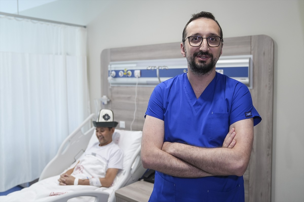 Hepatit B'ye bağlı karaciğer yetmezliği nedeniyle uzun süredir tedavi gören 40 yaşındaki Kırgız...