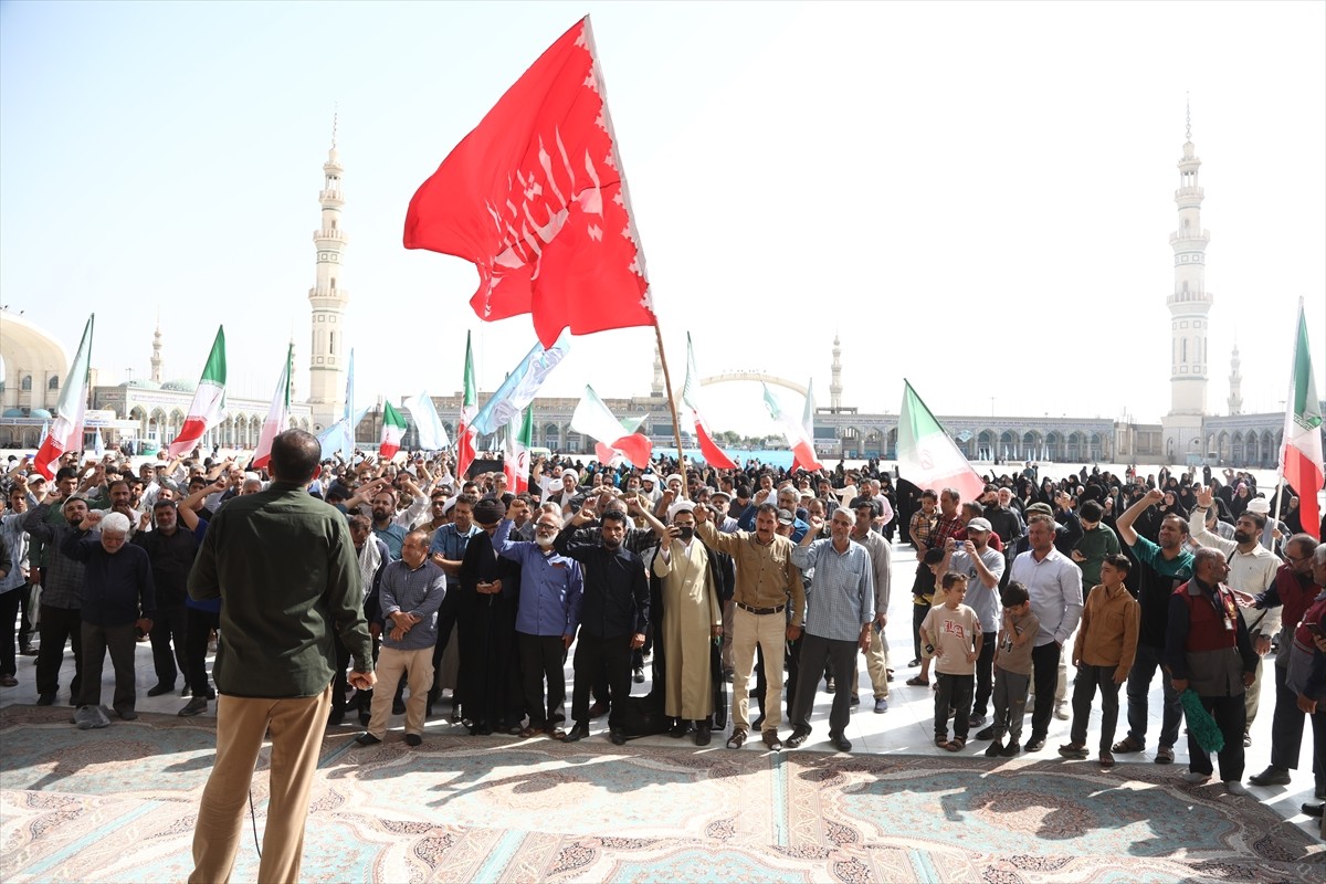 İran’da cuma namazı ardından İsrail'in İran'ın farklı kentlerine düzenlediği saldırılar protesto...