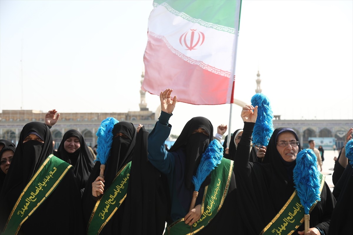 İran’da cuma namazı ardından İsrail'in İran'ın farklı kentlerine düzenlediği saldırılar protesto...