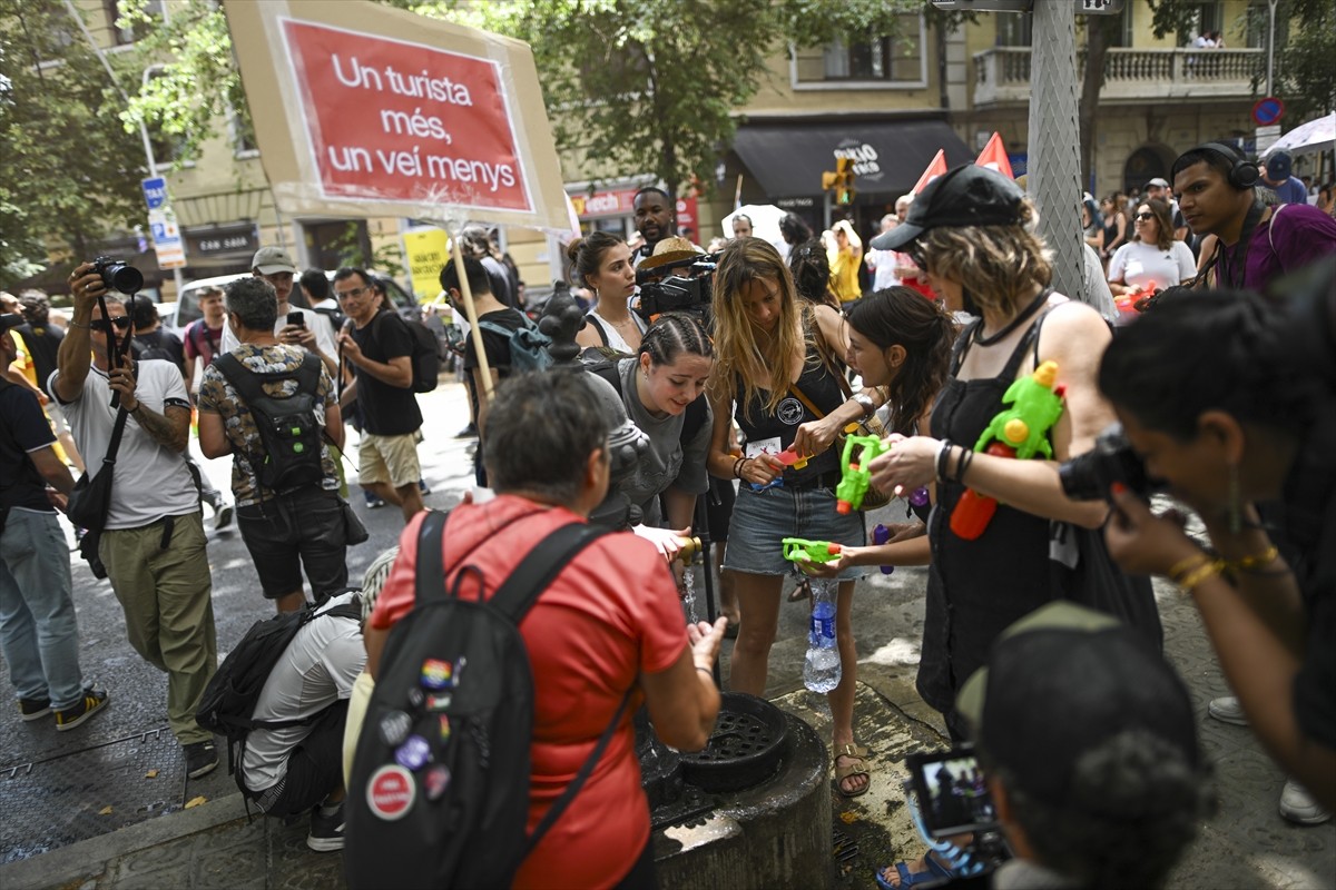 İspanya'nın Barselona, San Sebastian ve Granada kentlerinde sokaklara dökülen İspanyollar...