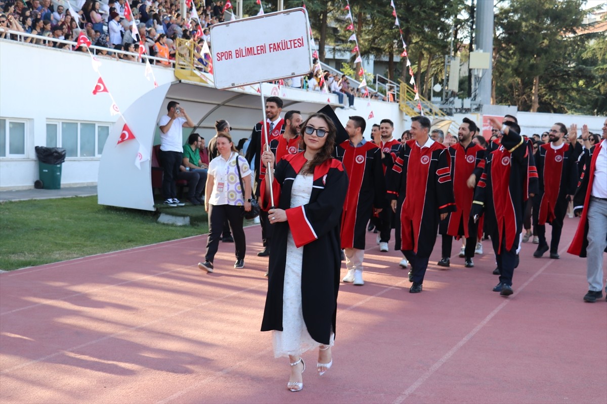 Isparta'da Süleyman Demirel Üniversitesi'nden (SDÜ) mezun olan 6 bin 300 öğrenci için mezuniyet...