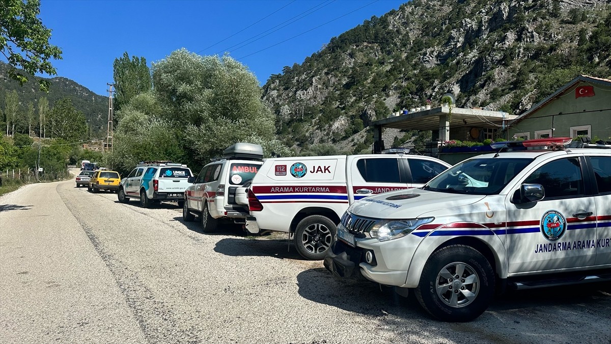 Isparta'nın Aksu ilçesinde ıhlamur topladığı sırada kayalıklardan düşen kişi hayatını kaybetti....