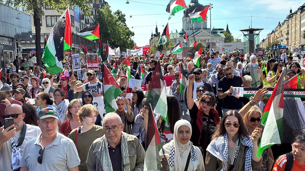 İsrail'in Filistinlilere uyguladığı soykırımın durdurulmasını isteyen iklim aktivisti Greta...