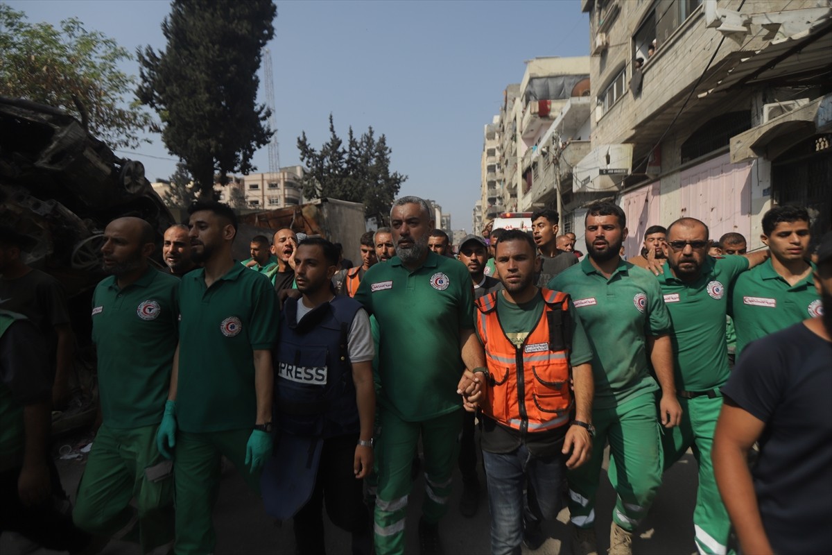 İsrail ordusunun Gazze'nin doğusundaki Et-Tuffah semtinde, ölü ve yaralıları kurtarma görevi yapan...