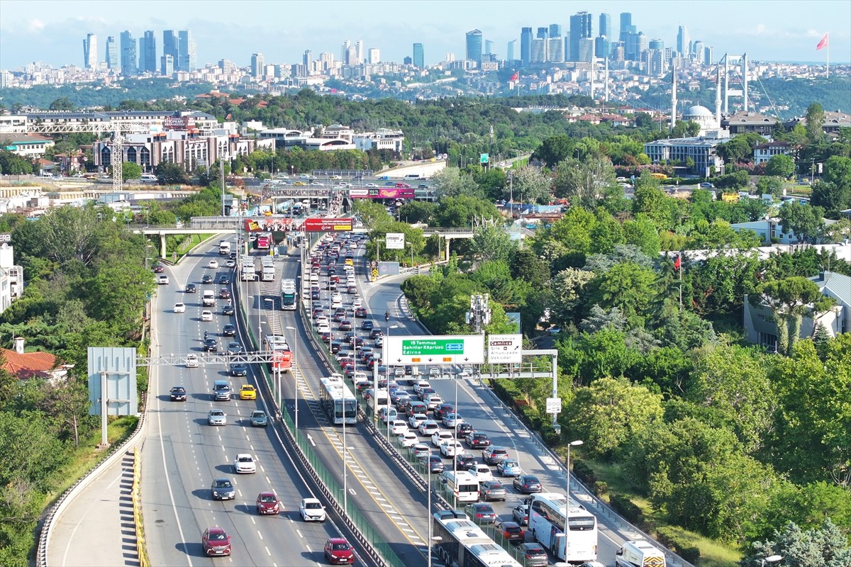 İstanbul'da Kurban Bayramı tatilinin ardından haftanın ilk iş gününde trafikte yoğunluk yaşandı....