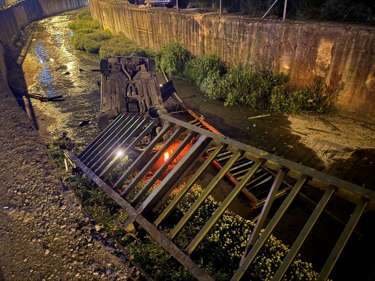 İstanbul Beykoz'da bariyeri aşarak dere yatağına düşen otomobildeki 1 kişi yaralandı.