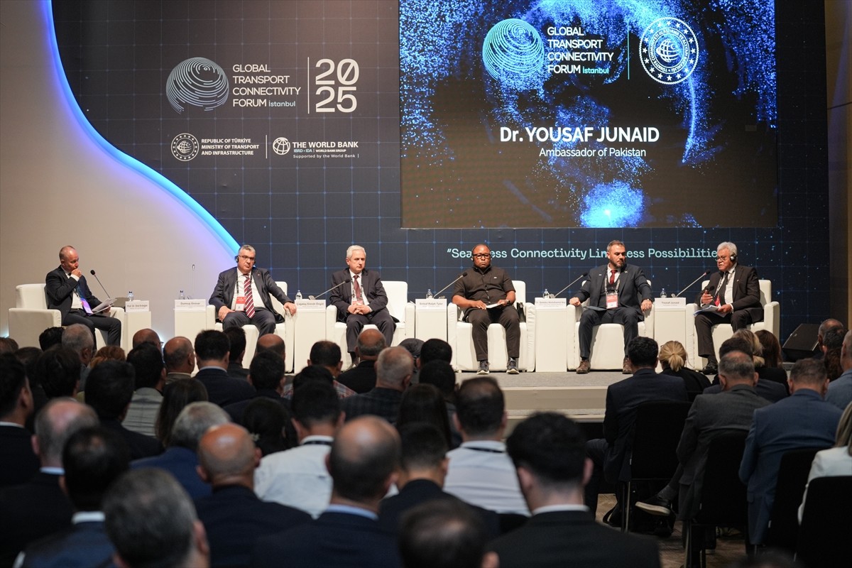İstanbul Kongre Merkezi'nde düzenlenen "Küresel Ulaştırma Koridorları Forumu" kapsamında, "Küresel...