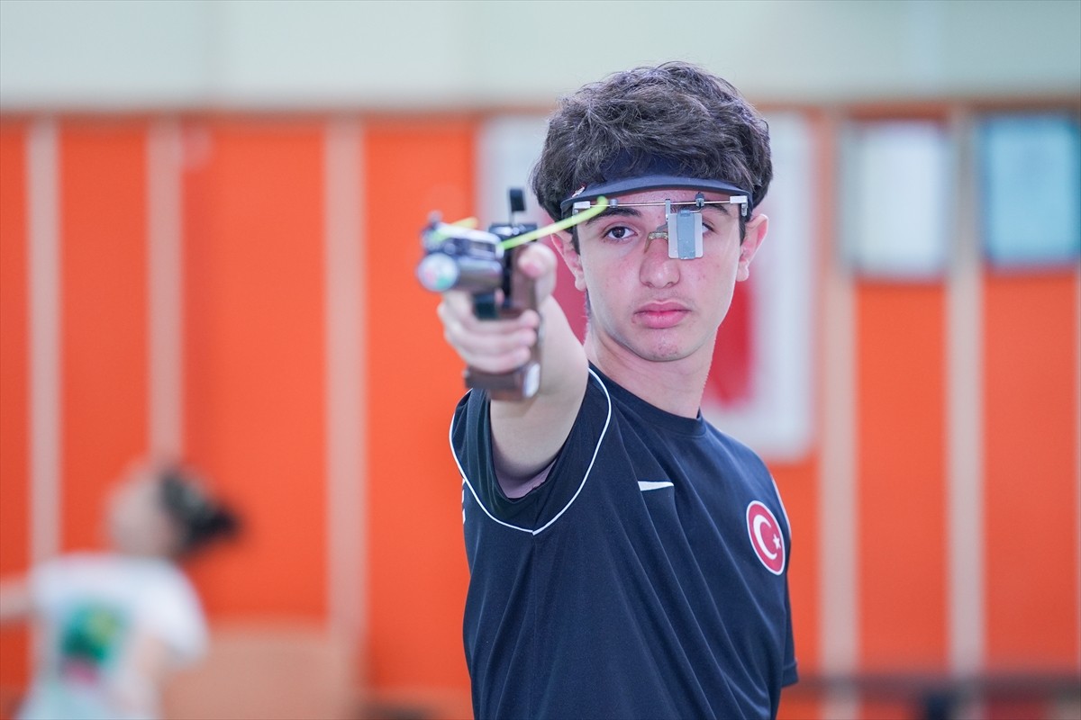 İzmir'de atıcılıkla 10 yaşında tanışan ve bir yıl sonra minikler Türkiye rekoru kıran 16 yaşındaki...