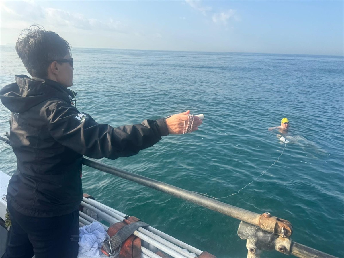 İzmir'de küçük yaşlarda yüzmeye başlayan 22 yaşındaki Tuna Tunca, 13 saat 26 dakika kulaç atarak...