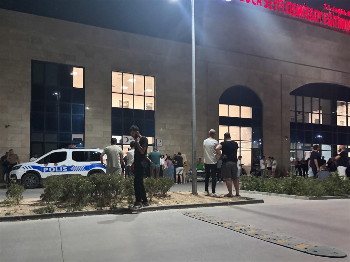 İzmir'in Buca ilçesinde akrabalar arasında çıkan bıçaklı kavgada 1 kişi hayatını kaybetti, 2 kişi...