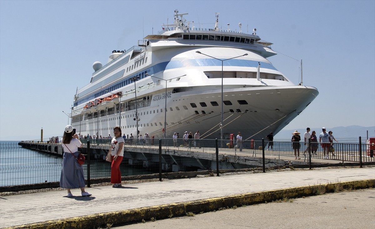 İzmir'in Çeşme Limanı'ndan hareket eden Panama bandıralı kruvaziyer "Astoria Grande", bu yıl ilk...