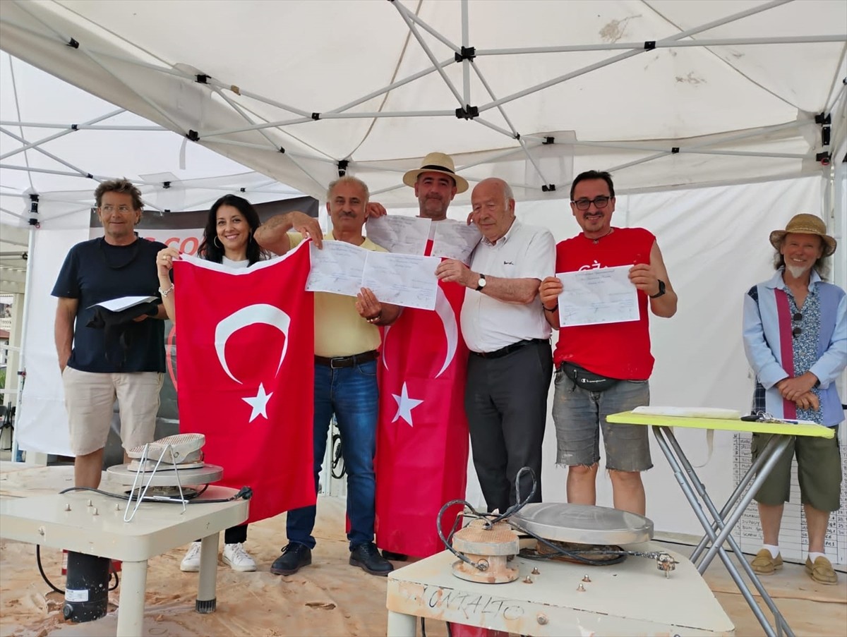 İzmir'in Menemen ilçesinde yaşayan çömlek ustaları, Fransa'da düzenlenen ve çeşitli ülkelerden...