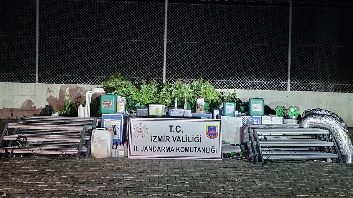 İzmir'in Seferihisar ilçesinde uyuşturucu operasyonunda yakalanan zanlı gözaltına alındı. Yapılan...