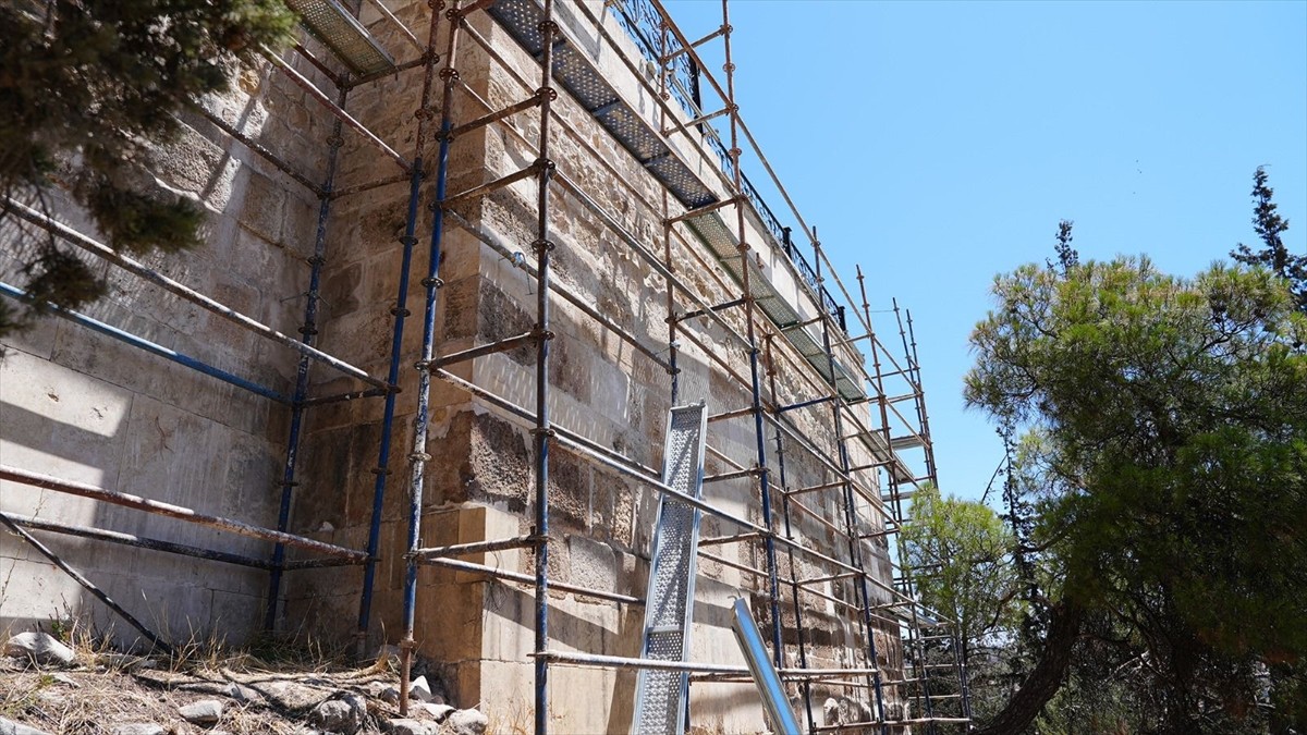 Kahramanmaraş'ın tarihi simgelerinden olan "Kahramanmaraş Kalesi"nde restorasyon çalışmaları...