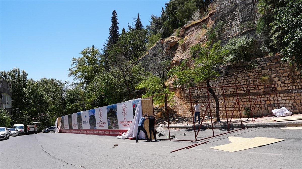 Kahramanmaraş'ın tarihi simgelerinden olan "Kahramanmaraş Kalesi"nde restorasyon çalışmaları...