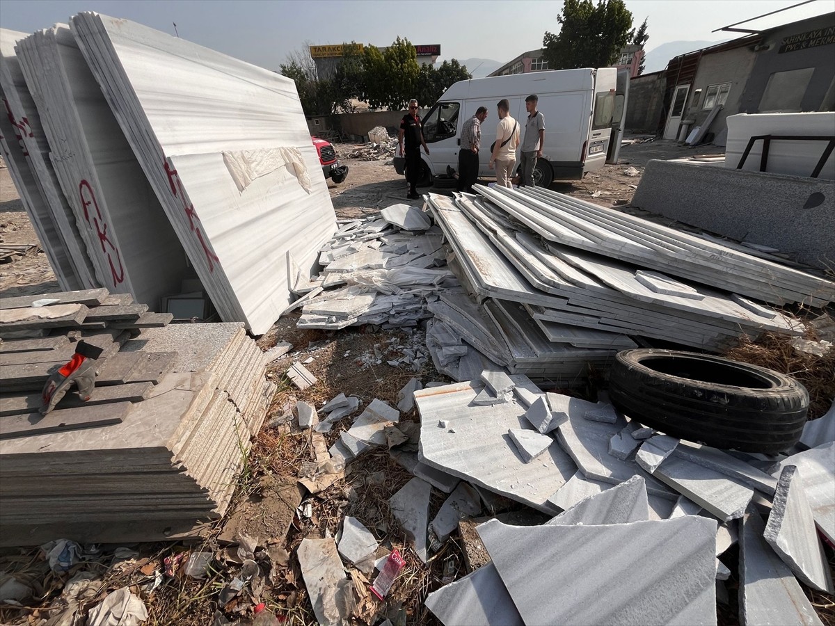 Kahramanmaraş’ın Onikişubat ilçesinde mermer blokların altında kalan 1 kişi hayatını kaybetti, 1...