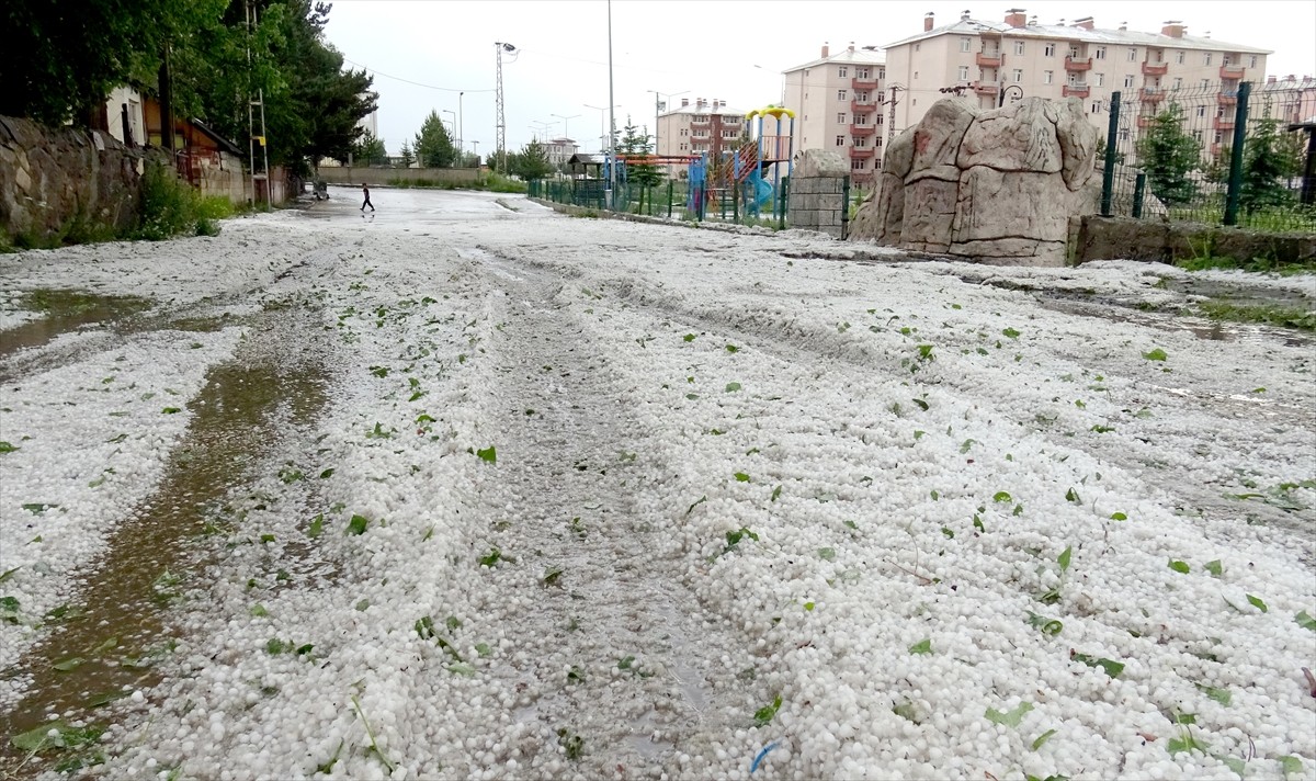 Kars'ın Sarıkamış ilçesinde sağanak ve dolu etkili oldu.
