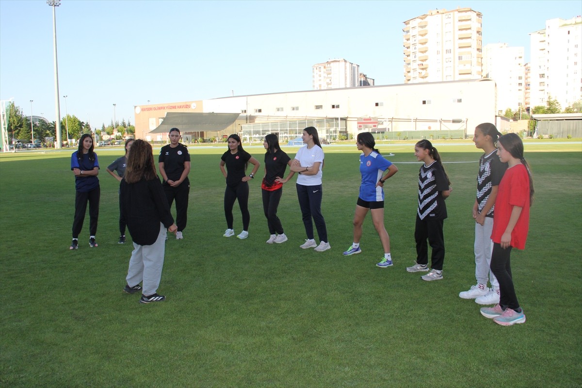 Kayseri'de rahim ağzı kanserini yenen eski milli atlet Handan Koçyiğit (solda), içinde ukde kalan...