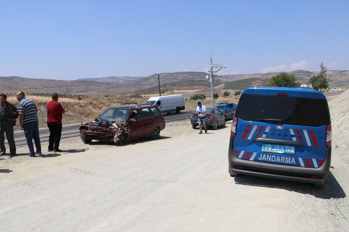 Kilis'te iki otomobilin çarpışması sonucu 8 kişi yaralandı.
