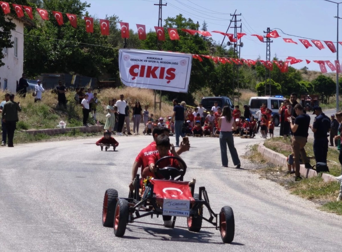 Kırıkkale'nin Karakeçili ilçesinde düzenlenen tornet (bilyeli tekerle yapılan basit araç)...