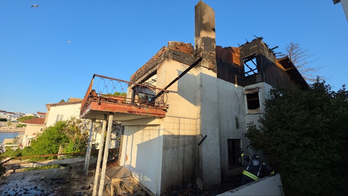 Kocaeli'nin Darıca ilçesinde 2 katlı müstakil evde çıkan yangın söndürüldü.