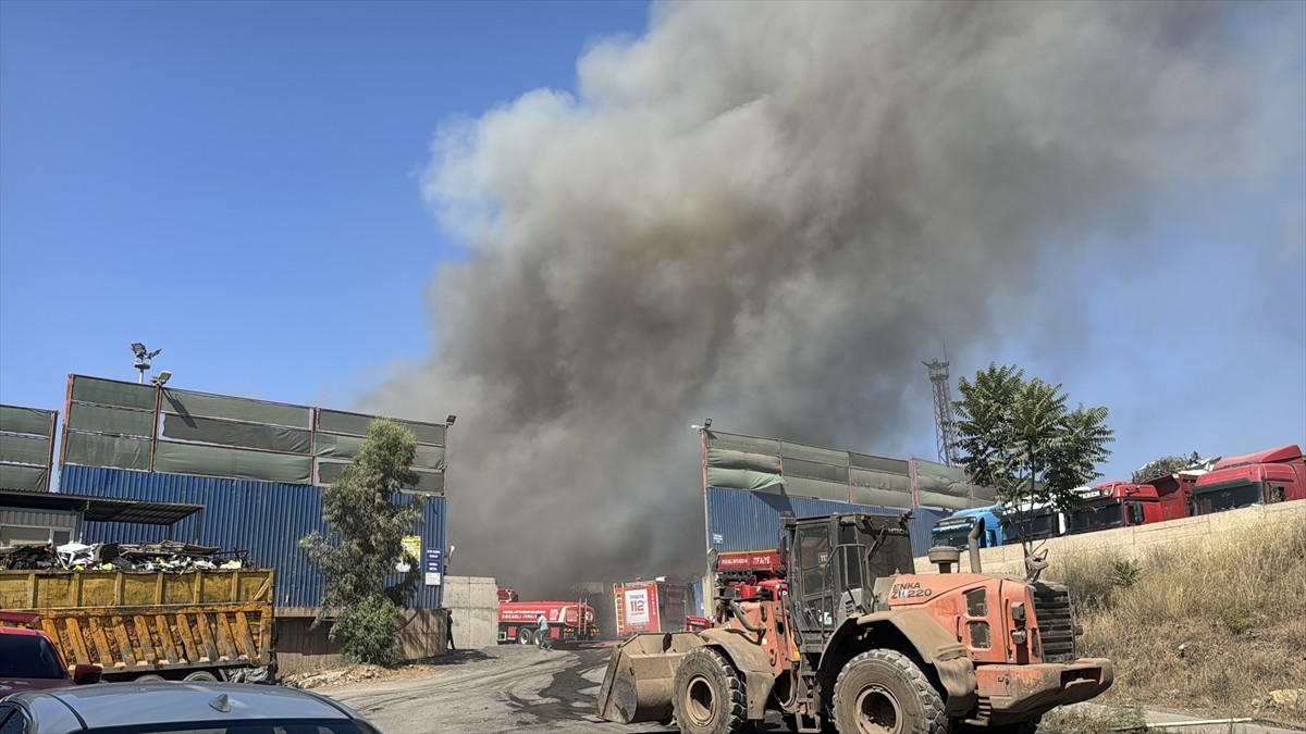 Kocaeli'nin Gebze ilçesinde hurda atık depolama sahasında çıkan yangını söndürme çalışmaları...