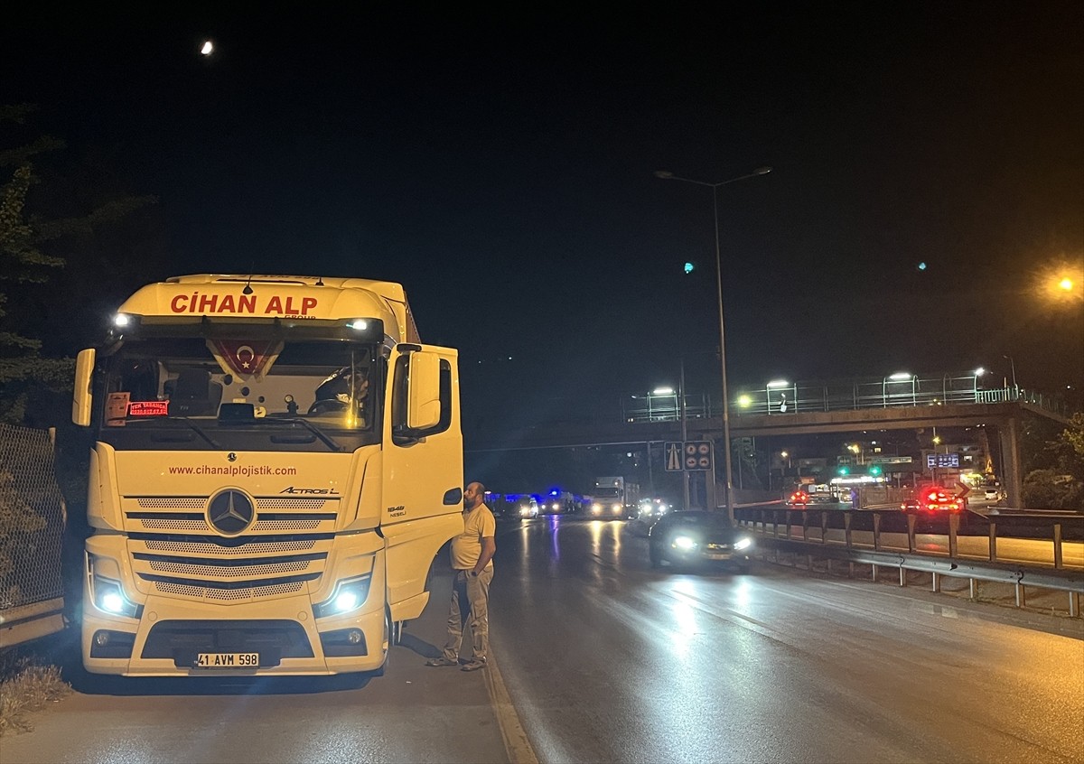 Kocaeli'nin İzmit ilçesinde tır ile motosikletin çarpışması sonucu 1 kişi hayatını...