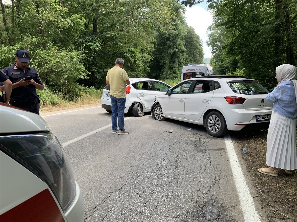 Kocaeli'nin Kartepe ilçesinde iki otomobilin çarpışması sonucu biri çocuk 6 kişi yaralandı.